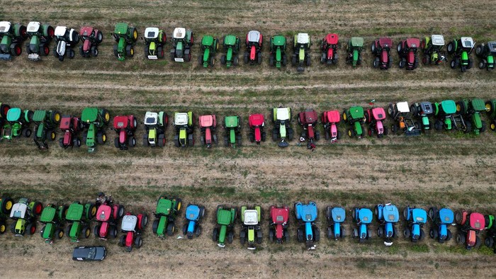 Aksi Petani Bulgaria Protes Impor Gandum Ukraina Tractors of Bulgarian grain producers protesting against the lifting of restrictions on Ukrainian grain exports are parked in Dolni Bogrov, near Sofia, Bulgaria, September 19, 2023. REUTERS/Stoyan Nenov TPX IMAGES OF THE DAY