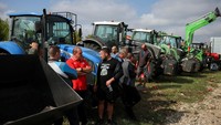 Produsen biji-bijian Kostadin Alexandrov mengatakan para petani kesulitan bersaing dalam harga dengan barang-barang pertanian impor meskipun harga pangan di toko-toko Bulgaria sedang tinggi. REUTERS/Spasiyana Sergieva  