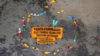 Dalam aksi tersebut mereka menuntut penutupan tambak udang vaname intensif sebanyak 39 titik tak berizin.  