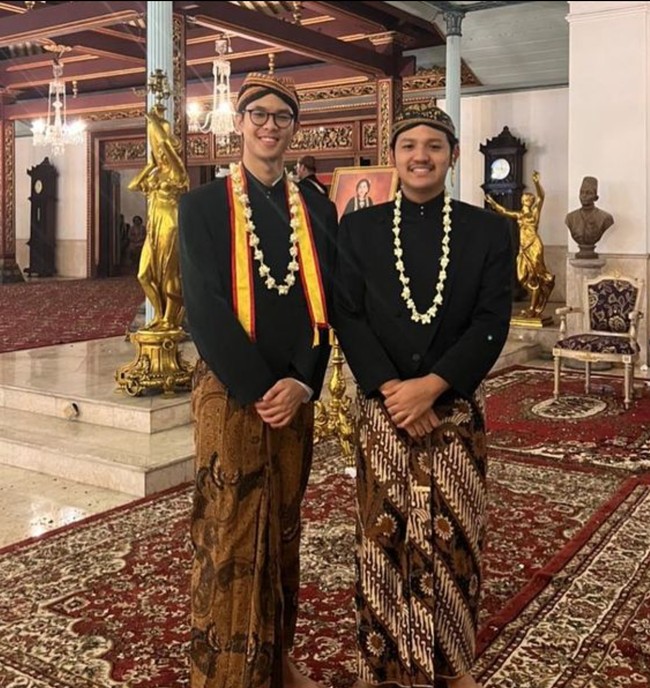 Tak hanya tampan, Muhammad Zinedine Alam Ganjar rupanya juga berprestasi. Pada tahun 2015 dirinya pernah membawa pulang medali emas dalam kompetisi sains di Korea Selatan. Foto: Instagram/@alamganjar