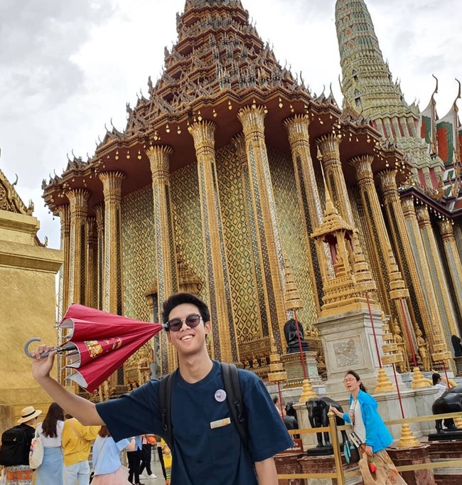 Melihat paras Alam, tak sedikit yang justru berhasil dibuat salah fokus. Banyak yang menilai putra Ganjar itu terlihat tampan. Beberapa menyebut jika Alam memiliki kemiripan dengan vokalis Dikta. Foto: Instagram/@alamganjar