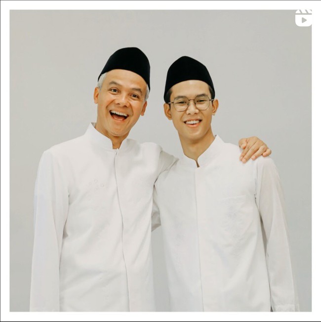 Sosok putra politisi Ganjar Pranowo belakangan viral dan masuk akun gosip. Jarang tersorot kamera, putra Ganjar, Muhammad Zinedine Alam Ganjar, itu kini sudah remaja. Parasnya yang tampan pun berhasil mencuri atensi. Foto: Instagram/@ganjar_pranowo