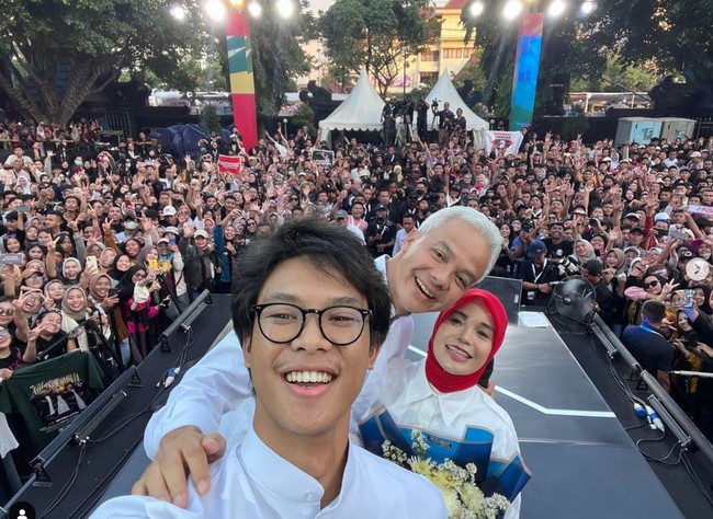 Putra tunggal Ganjar Pranowo dan Siti Atikoh belakangan memang sempat mencuri atensi karena parasnya yang dinilai tampan. Kini berusia 22 tahun, Muhammad Zinedine Alam Ganjar itu memiliki sejuumlah prestasi. Sejak tahun 2022 dirinya didapuk menjadi Head of Strategy di Global Sharper Semarang di bawah World Economic Forum. Selain itu Alam juga menjadi Ketua Harian di Indonesia E-Sports Association (IESPA) Jawa Tengah. Foto: Instagram/@alamganjar