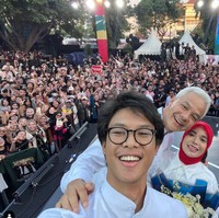 Putra tunggal Ganjar Pranowo dan Siti Atikoh belakangan memang sempat mencuri atensi karena parasnya yang dinilai tampan. Kini berusia 22 tahun, Muhammad Zinedine Alam Ganjar itu memiliki sejuumlah prestasi. Sejak tahun 2022 dirinya didapuk menjadi Head of Strategy di Global Sharper Semarang di bawah World Economic Forum. Selain itu Alam juga menjadi Ketua Harian di Indonesia E-Sports Association (IESPA) Jawa Tengah. Foto: Instagram/@alamganjar