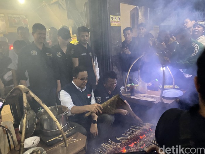 Anies Baswedan di Warung Sate H. Mamat, Sukabumi, Rabu (20/9/2023) malam.