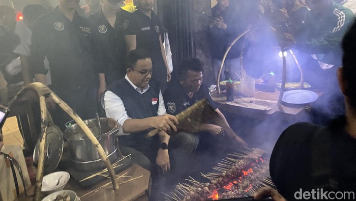 Anies Baswedan di Warung Sate H. Mamat, Sukabumi, Rabu (20/9/2023) malam.