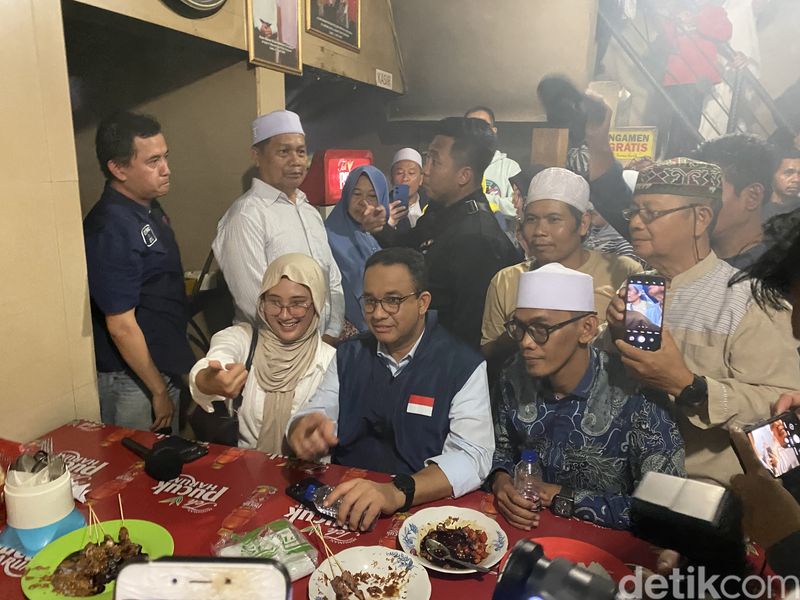Anies Baswedan di Warung Sate H. Mamat, Sukabumi, Rabu (20/9/2023) malam.