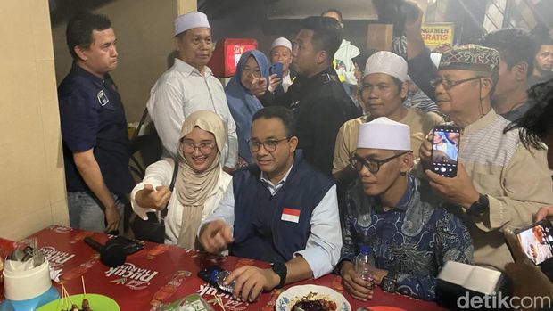 Anies Baswedan di Warung Sate H. Mamat, Sukabumi, Rabu (20/9/2023) malam.