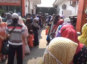 Antrean Penerimaan Beras Subsidi di Purwakarta Mengular