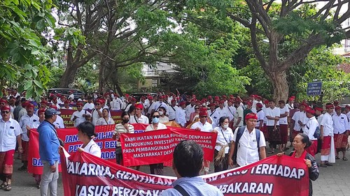 Masyarakat Desa Adat Bugbug pendukung pembangunan Detiga Neano Resort menggeruduk Kantor DPD RI Perwakilan Bali di Jalan Cok Agung Tresna, Kota Denpasar, Rabu (20/9/2023).