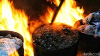 Setelah nelayan tiba, para pekerja akan merebus kerang dalam drum.  