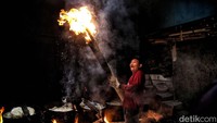 Kayu bakar menjadi pilihan untuk merebus karena api dari kayu bakar lebih merata.  