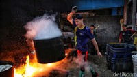 Mereka biasanya bekerja secara kelompok.  