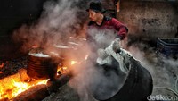 Merebus kerang hijau ini tidak boleh terlalu lama karena akan membuat tekstur kerang jadi lembek, namun tidak boleh juga terlalu sebentar karena kerang akan masih berbau amis.  