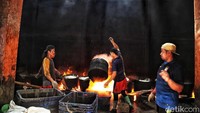 Pada musim ini, nelayan bisa mendapatkan 2 ton kerang hijau dalam sehari dengan harga jual Rp 20.000/kg di tingkat pengepul.  