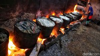 Sejumlah pekerja merebus kerang hijau di kawasan Cilincing, Jakarta Utara, Selasa (19/9/2023).  