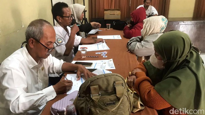 Belasan PSK yang diamankan dari warung remang-remang di Mojokerto.