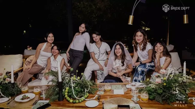 Dihadiri oleh 6 orang sahabatnya, acara bridal shower Adinda tampak seru. Terlihat dirinya dan para sahabatnya itu kompak mengenakan pakaian berwarna putih. Foto: Instagram/@thebridedept