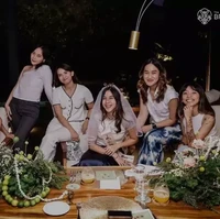 Dihadiri oleh 6 orang sahabatnya, acara bridal shower Adinda tampak seru. Terlihat dirinya dan para sahabatnya itu kompak mengenakan pakaian berwarna putih. Foto: Instagram/@thebridedept