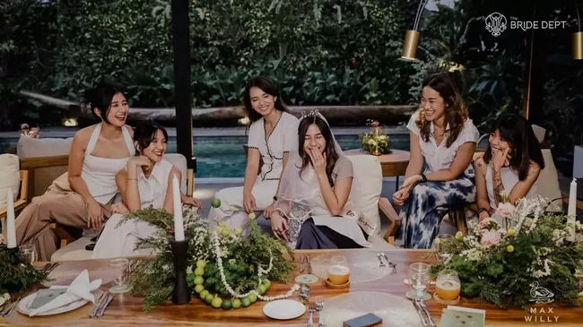 Wanita 30 tahun itu tampil menawan mengenakan pakaian santai berupa kaos putih dan rok panjang berwarna dongker. Seperti para calon pengantin di acara bridal shower, Adina juga tampak mengenakan veil putih dan selendang bertuliskan bride to be. Foto: Instagram/@thebridedept