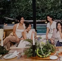 Wanita 30 tahun itu tampil menawan mengenakan pakaian santai berupa kaos putih dan rok panjang berwarna dongker. Seperti para calon pengantin di acara bridal shower, Adina juga tampak mengenakan veil putih dan selendang bertuliskan bride to be. Foto: Instagram/@thebridedept