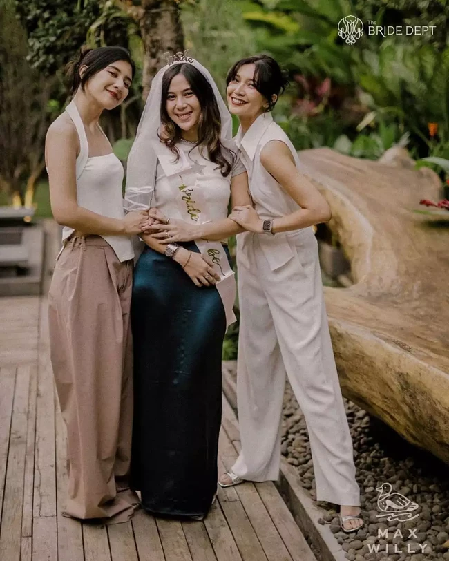 Sahabat dekatnya, Fita Anggriani dan Sheila Dara juga tampak hadir. Sebelumnya kedua sahabatnya itu sudah pernah membuat acara bridal shower di Jepang untuk Adinda Thomas. Foto: Instagram/@thebridedept