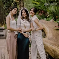 Sahabat dekatnya, Fita Anggriani dan Sheila Dara juga tampak hadir. Sebelumnya kedua sahabatnya itu sudah pernah membuat acara bridal shower di Jepang untuk Adinda Thomas. Foto: Instagram/@thebridedept