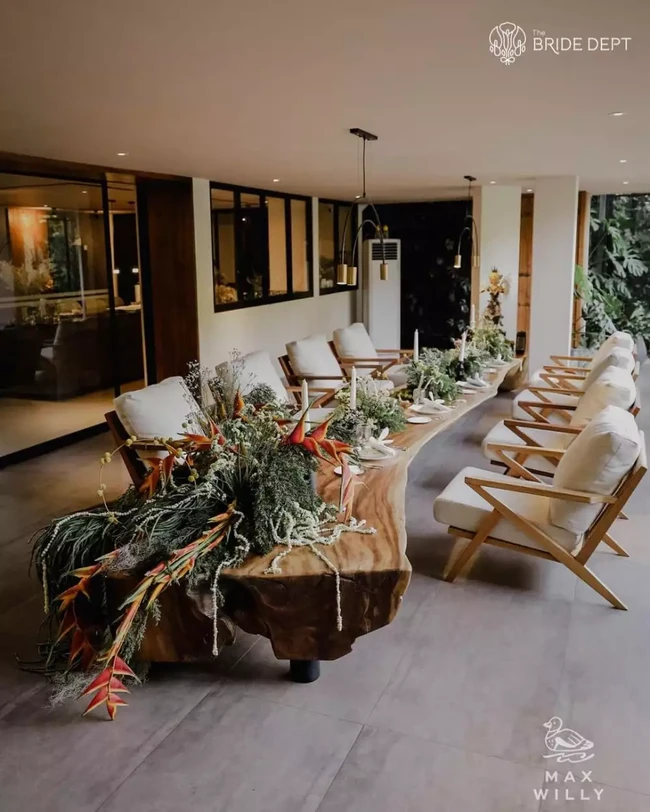 Uniknya di acara bridal shower Adinda Thomas kali ini, dekorasinya menggunakan kacang panjang. Meski tak biasa, namun dekorasi meja tersebut terlihat tetap indah. Foto: Instagram/@thebridedept