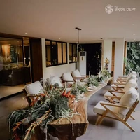 Uniknya di acara bridal shower Adinda Thomas kali ini, dekorasinya menggunakan kacang panjang. Meski tak biasa, namun dekorasi meja tersebut terlihat tetap indah. Foto: Instagram/@thebridedept