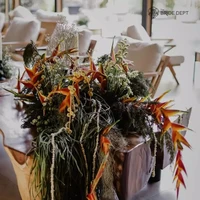 Dilihat dari dekat tampak jelas jika kacang panjang itu dipadukan dengan bunga berwarna oranye dan kuning. Perpaduan beberapa bunga dan kacang panjang tersebut membuat dekorasi menjadi lebih hidup. Foto: Instagram/@thebridedept