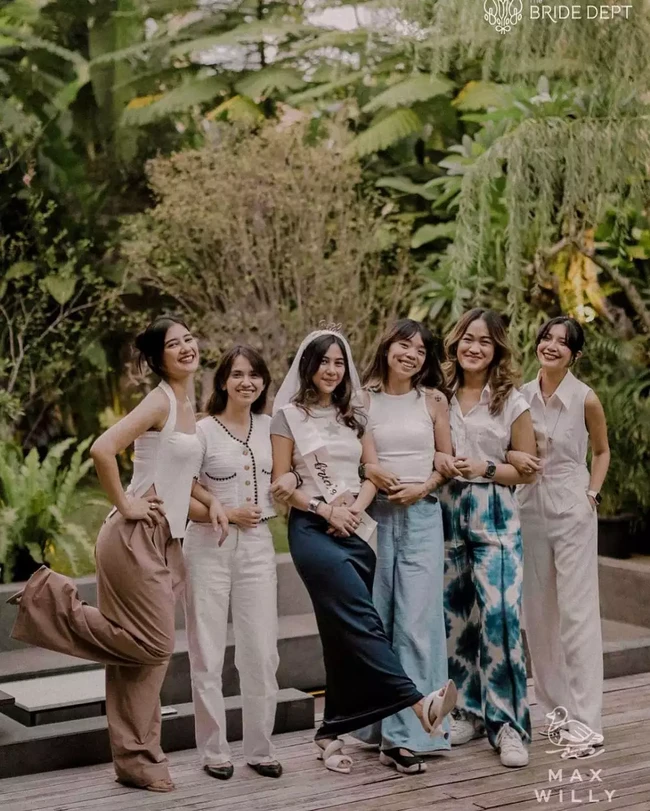 Ekspresi bahagia pun tampak jelas di wajah Adinda dan teman-temannya yang hadir. Foto: Instagram/@thebridedept