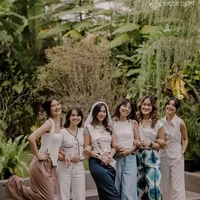 Ekspresi bahagia pun tampak jelas di wajah Adinda dan teman-temannya yang hadir. Foto: Instagram/@thebridedept