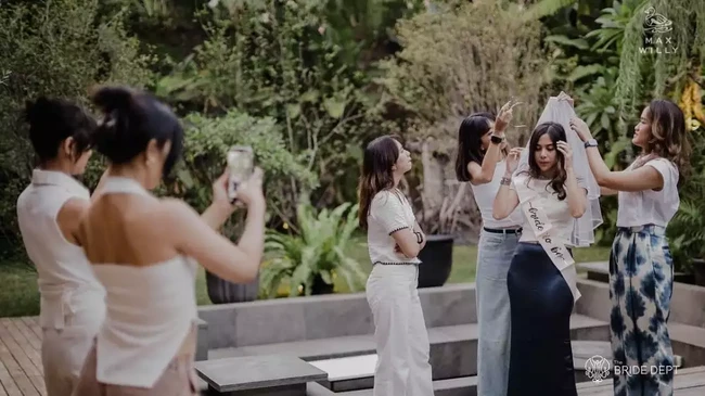 Aktris Adinda Thomas baru saja menggelar acara bridal shower menjelang hari pernikahan. Pemeran film KKN di Desa Penari itu diketahui telah dilamar oleh kekasihnya, Raka Akmal pada 7 Mei 2023. Foto: Instagram/@thebridedept