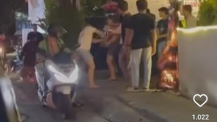 Dua warga negara asing (WNA) adu jotos di Badung, Bali. Video perkelahian dua bule itu viral di media sosial (medsos).