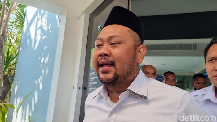 Bupati Gresik Fandi Akhmad Yani di RS PHC Surabaya usai mendampingi SAH siswi kelas 2 SD 236 Gresik yang mengalami kebutaan pada mata kanannya usai dicolok tusuk bakso.