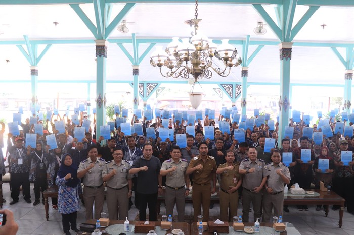 Bupati Madiun Ahmad Dawami menerima sekitar 160 warga dari total 195 penerima Surat Keputusan Perhutanan Sosial dan Tanah Objek Reforma Agraria (TORA) di Pendopo Muda Graha, pada Selasa (19/9).