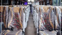 Menengok ke bagian interiornya, bus ini menggunakan format kursi 2+2 yang dilengkapi sandaran betis (leg rest) dan juga sabuk pengaman. Kursi menggunakan warna coklat dan lantainya pakai motif kayu, sehingga menambah kesan klasik bus ini. Foto: Dok. Laksana