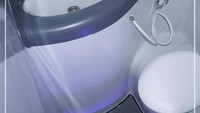 Bus ini juga dilengkapi fasilitas toilet yang ada di baris paling belakang. Foto: Dok. Laksana