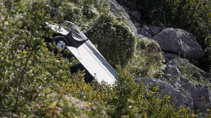 Bus Masuk Jurang di Montenegro, WN Inggris Tewas A rescue worker talks on the phone while police investigate the scene of a fatal road accident where a bus crashed into a ravine near Cetinje, Montenegro, September 19, 2023. REUTERS/Stevo Vasiljevic