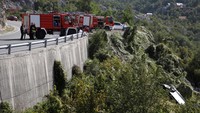 Petugas berusaha mengevakuasi sebuah bus yang masuk ke dalam jurang di jalan Cetinje, Montenegro, Selasa, 19 September 2023.  
