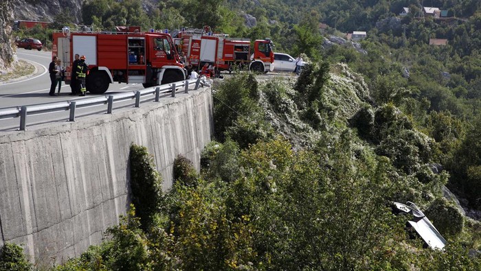 Bus Masuk Jurang di Montenegro, WN Inggris Tewas A rescue worker talks on the phone while police investigate the scene of a fatal road accident where a bus crashed into a ravine near Cetinje, Montenegro, September 19, 2023. REUTERS/Stevo Vasiljevic