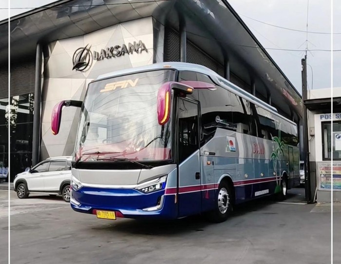 Bus PO SAN dengan livery klasik meluncur dari karoseri Laksana