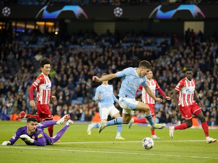 Manchester City's Julian Alvarez gets past Red Star's goalkeeper Omri Glazer to score his side's first goal during the Champions League group G soccer match between Manchester City and Red Star Belgrade in Manchester, England, Tuesday Sept. 19, 2023. (AP Photo/Dave Thompson)