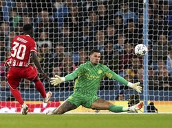Namun serangan cepat Red Star mengejutkan mereka di akhir babak pertama. Osman Bukari menjebol gawang yang dikawal Ederson. AP/Martin Rickett  