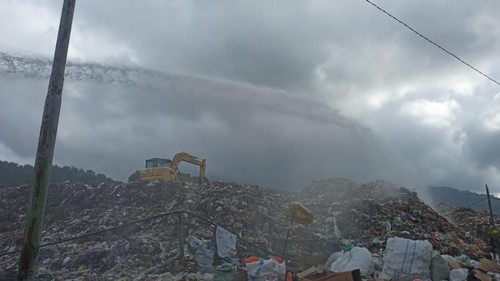 Damkar Klungkung melakukan penyemprotan sampah di TPA Sente, Dawan Klungkung, Rabu (20/9/2023).