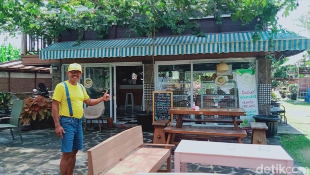 Daniel Wijanarko (57) pensiunan yang kini menggeluti kebun durian Musang King di Desa Granting, Kecamatan Jogonalan, Klaten, Rabu (20/9/2023).