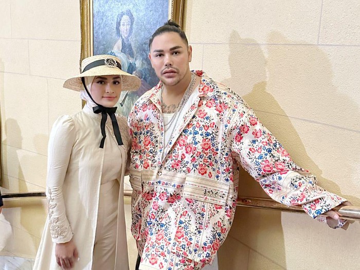 Desainer Ayu Dyah Andari berkolaborasi dengan Putri Zulkifli Hasan mengeluarkan koleksi ‘Rose and Beyond’.