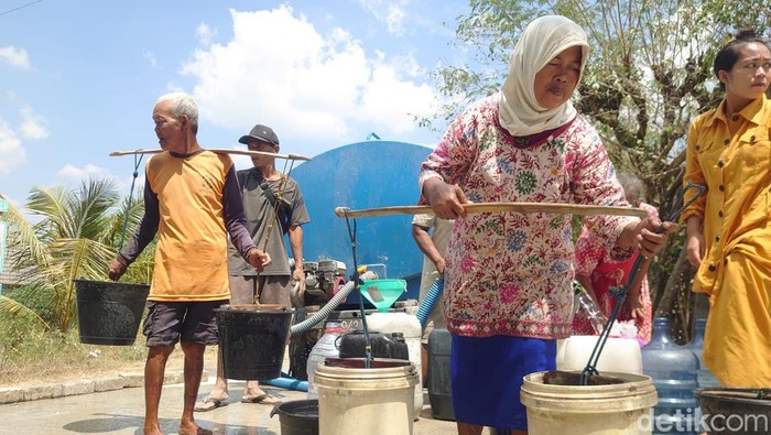 Dropping air bersih untuk warga di Kecamatan Tambakrejo, Bojonegoro.