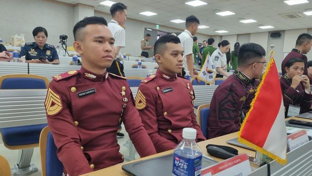 Dua taruna Akpol meraih penghargaan KNPU Presidential Award di Korea Selatan.