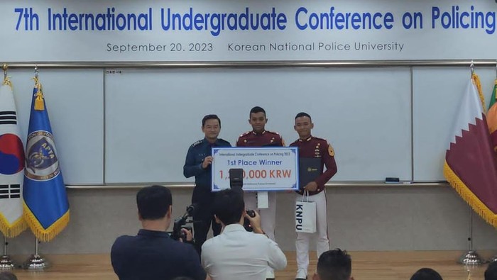 Dua taruna Akpol meraih penghargaan KNPU Presidential Award di Korea Selatan.